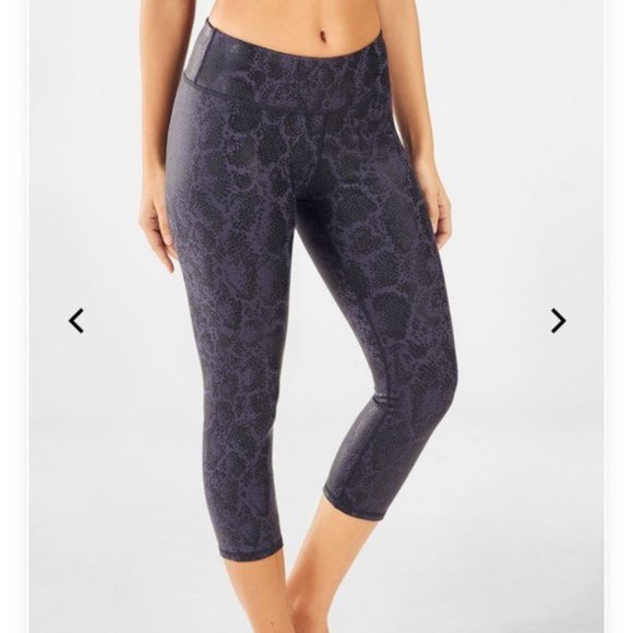 NWT Brand New Fabletics XS/2-4 Salar Printed Powerhold Crop Leggings - Picture 2 of 4